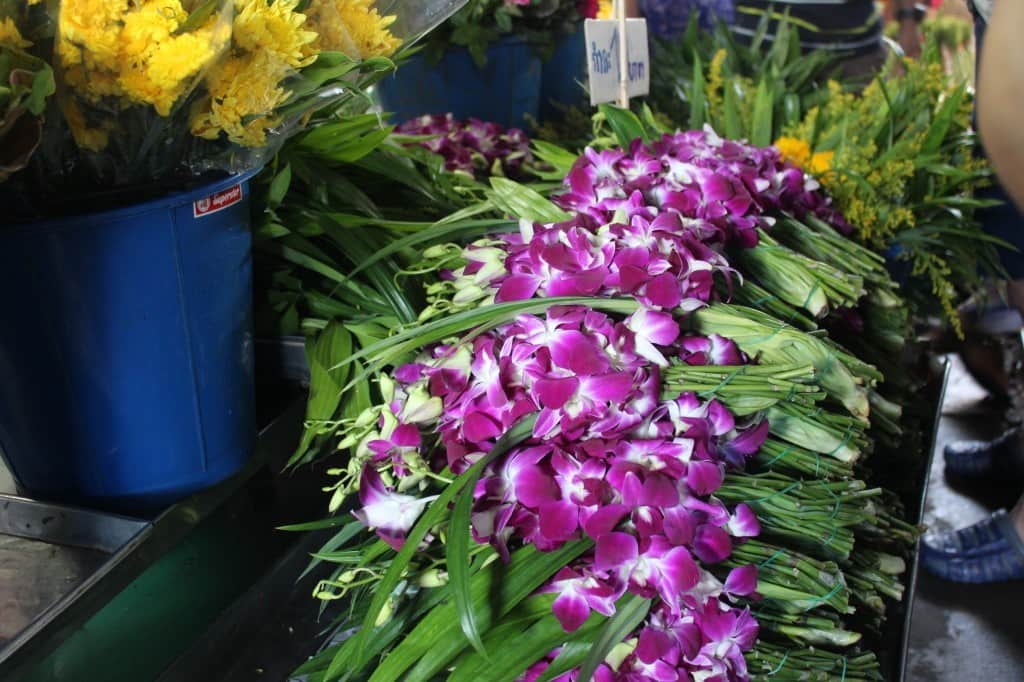 maeklong train market bangkok