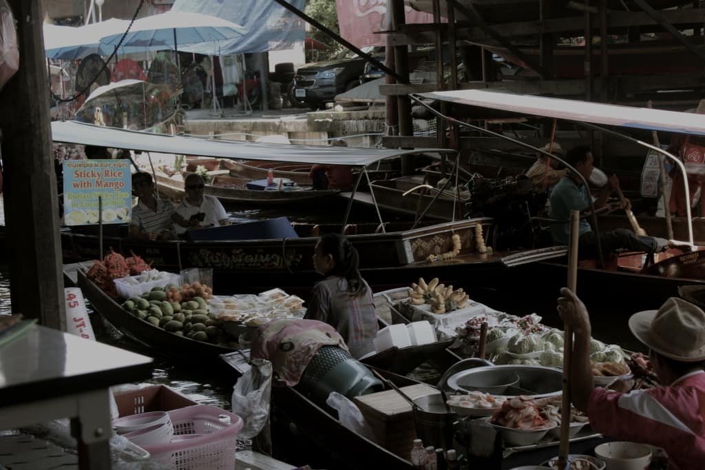 damneon saduak floating market bangkok