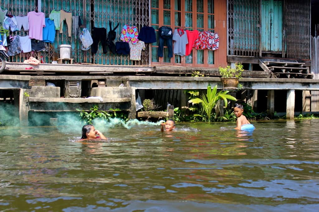 damneon saduak floating market bangkok