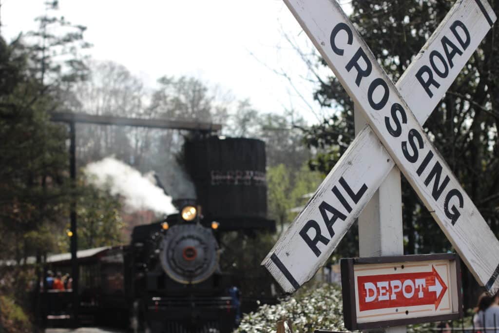 THE ULTIMATE GUIDE TO VISITING DOLLYWOOD